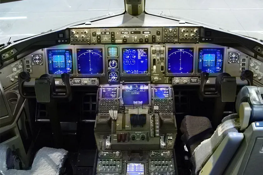 آموزش خلبانی با شبیه ساز پرواز و تمرین مانور های اضطراری