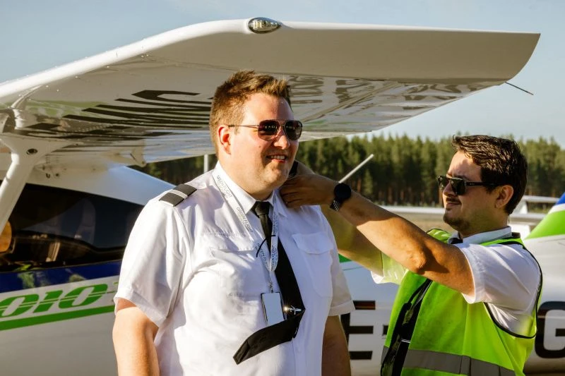 پشت پرده جشن سولویی + هدف، تاریخچه و سنت ها 2 بریدن لباس در جشن سولویی خلبان