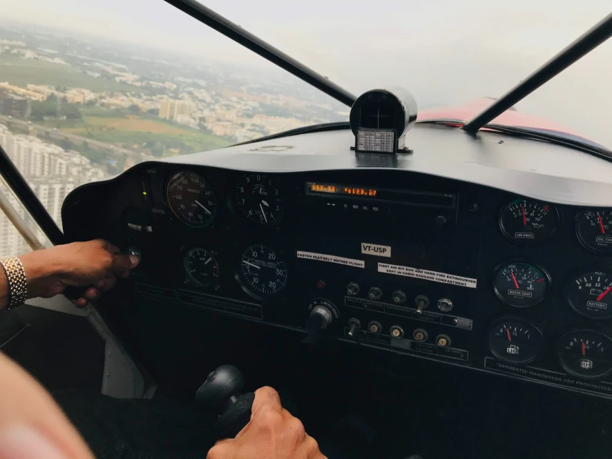 بررسی تجهیزات کابین هواپیمای فوق سبک + راهنمای کامل 2 راه های ارتباطی در تجهیزات کابین هواپیمای فوق سبک