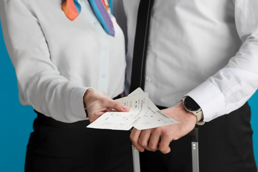 شرایط استخدام مهماندار هواپیما؛ راهنمای کامل ورود به دنیای مهمانداری 1 شرایط عمومی استخدام مهماندار هواپیما